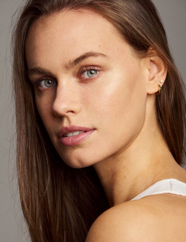 Vrouwelijk model met bruin haar amber m.