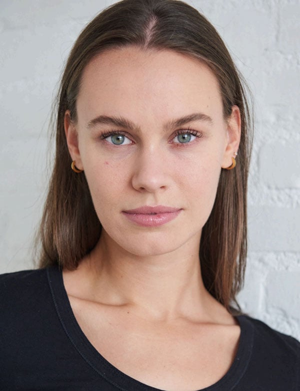 Vrouwelijk model met bruin haar Amber M.