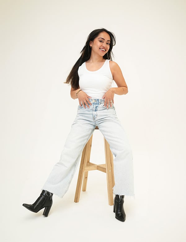 Vrouwelijk model met zwart haar April V.