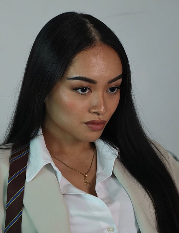 Vrouwelijk model met zwart haar April V.