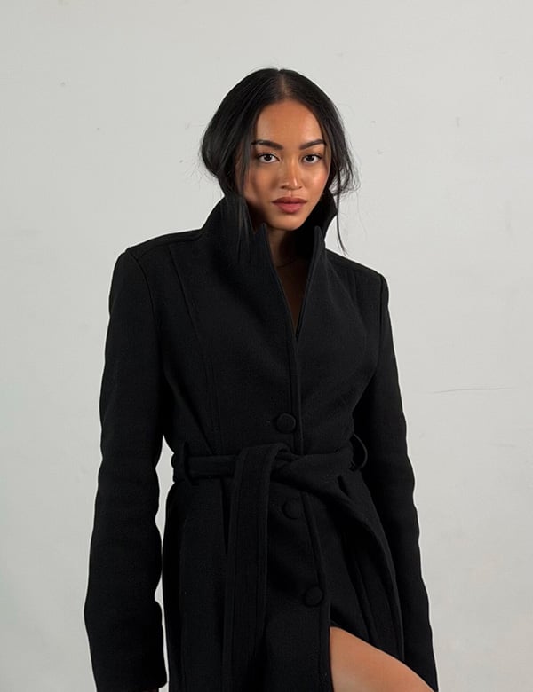 Vrouwelijk model met zwart haar April V.