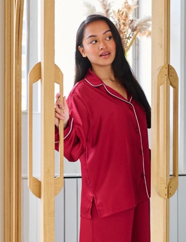 Vrouwelijk model met zwart haar April V.