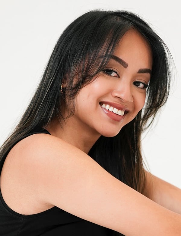 Vrouwelijk model met zwart haar april v.