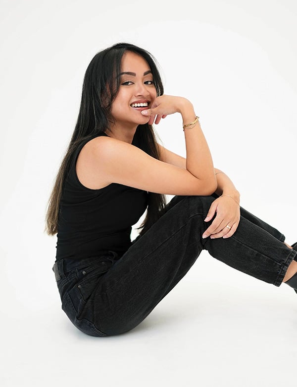 Vrouwelijk model met zwart haar April V.
