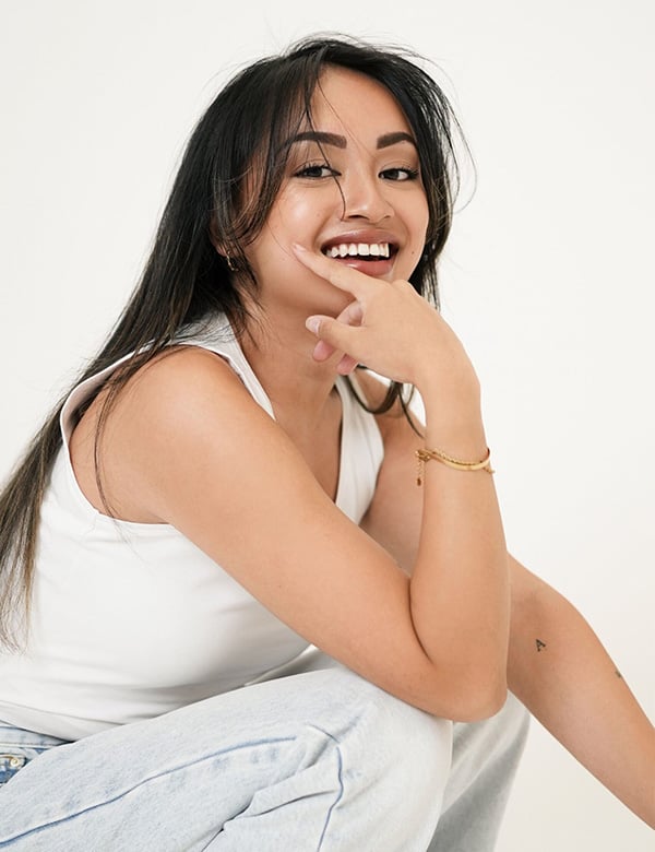 Vrouwelijk model met zwart haar April V.
