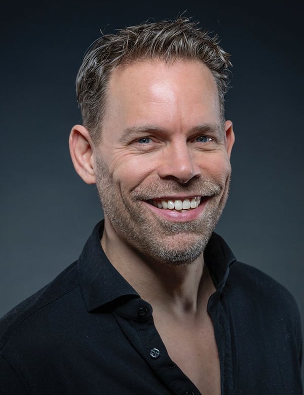 Mannelijk model met blauwe ogen bas p.