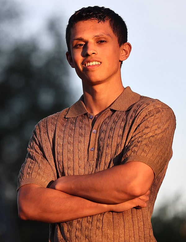 Mannelijk model met bruine ogen Dinand