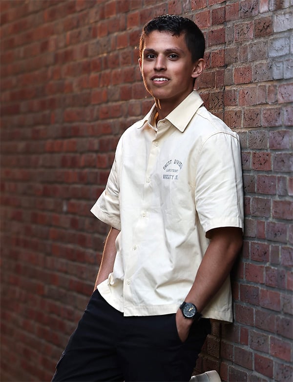 Mannelijk model met bruine ogen Dinand