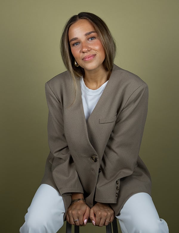 vrouwelijk model met lang haar Gijsje.