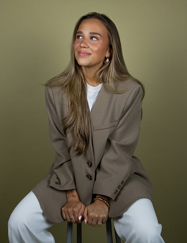 vrouwelijk model met lang haar Gijsje.