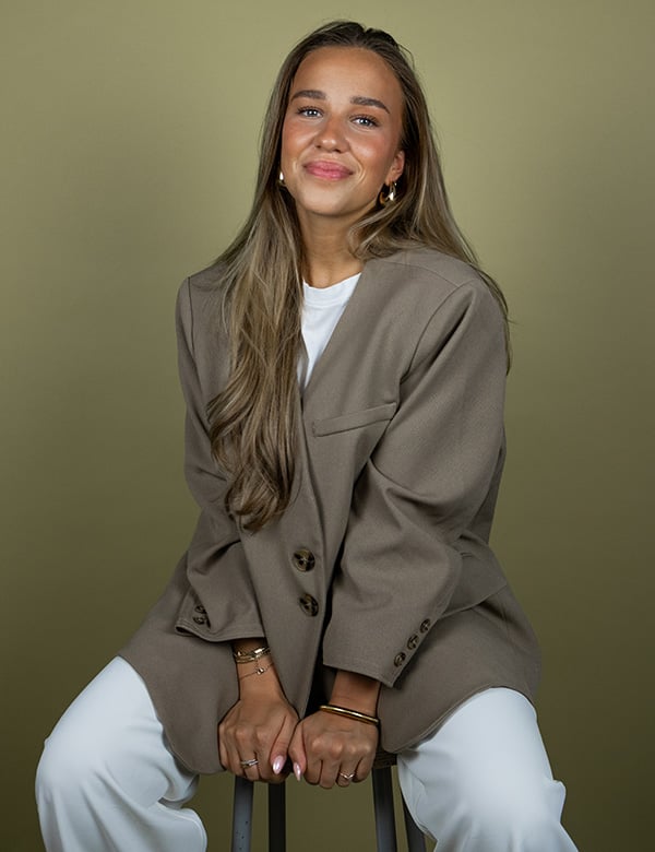 vrouwelijk model met lang haar Gijsje.