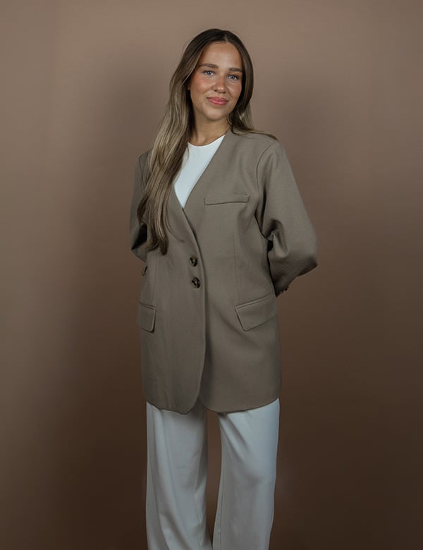 vrouwelijk model met lang haar Gijsje.