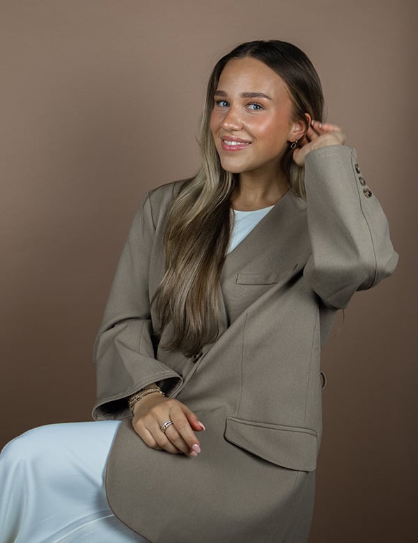 vrouwelijk model met lang haar Gijsje.