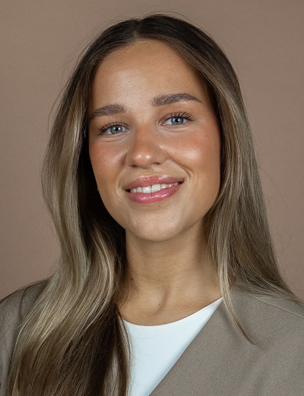 Vrouwelijk model met lang haar gijsje.