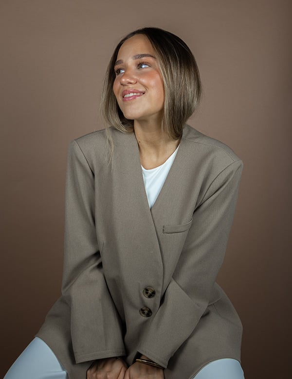 vrouwelijk model met lang haar Gijsje.