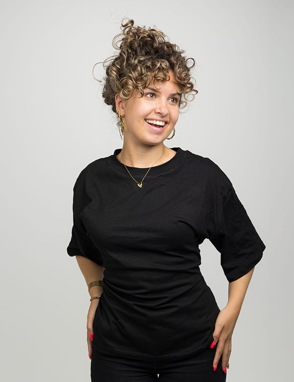 Vrouwelijk model met donkerblond haar Janne M.