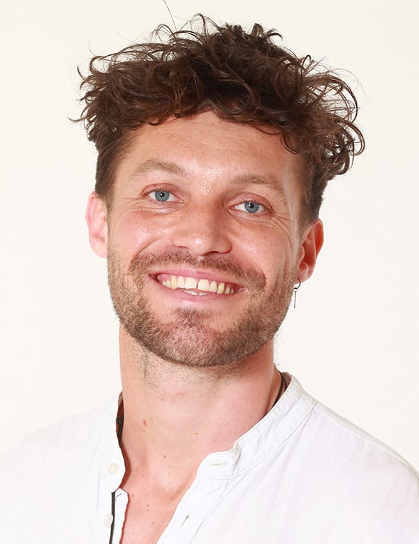 Mannelijk model met donkerbruin haar joris w.