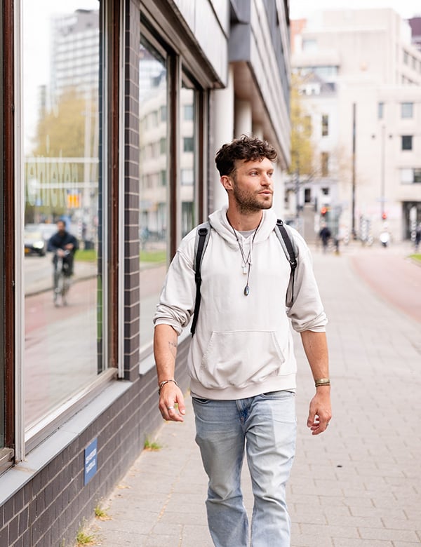 Mannelijk model met donkerbruin haar Joris W.