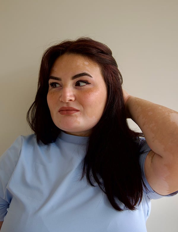 Vrouwelijk model met donkerbruin haar Kezi
