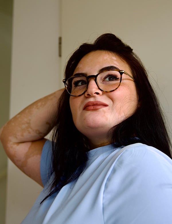 Vrouwelijk model met donkerbruin haar Kezi