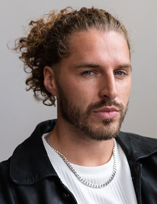 Mannelijk model met krullend haar lex b