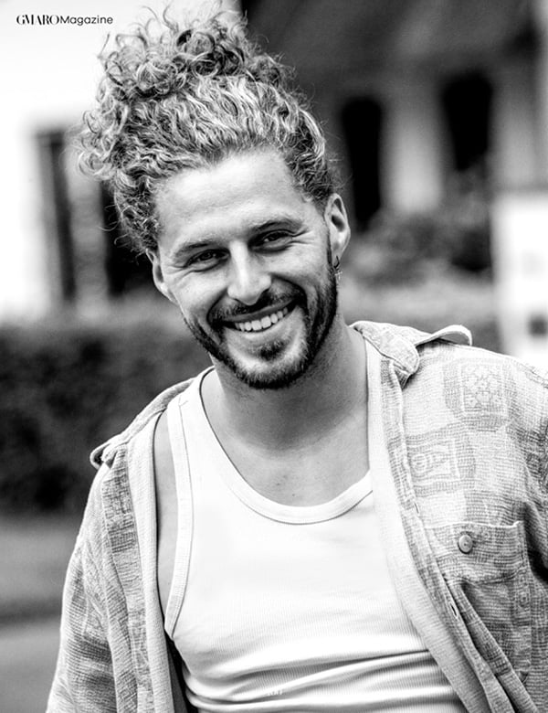 Mannelijk model met krullend haar Lex B