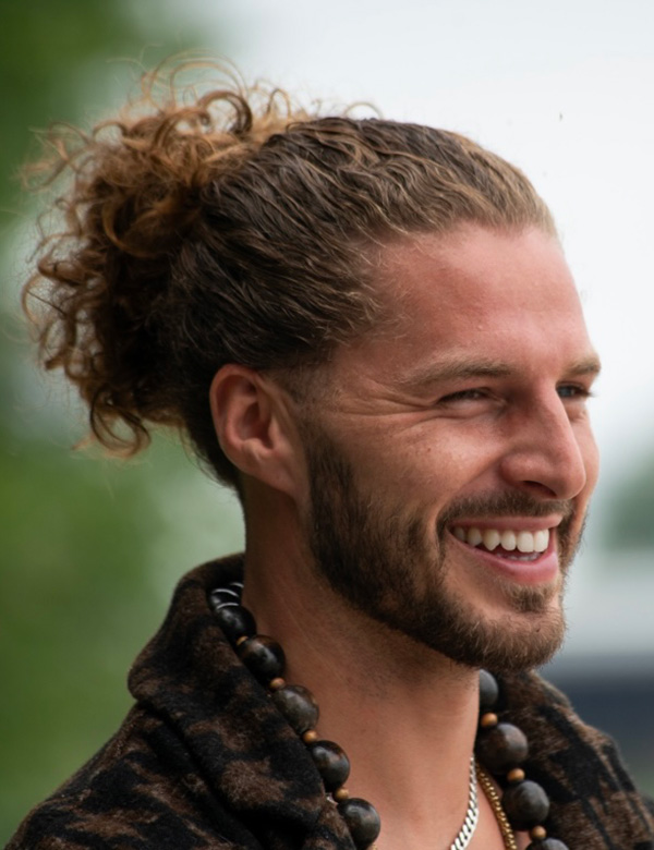 Mannelijk model met krullend haar Lex B