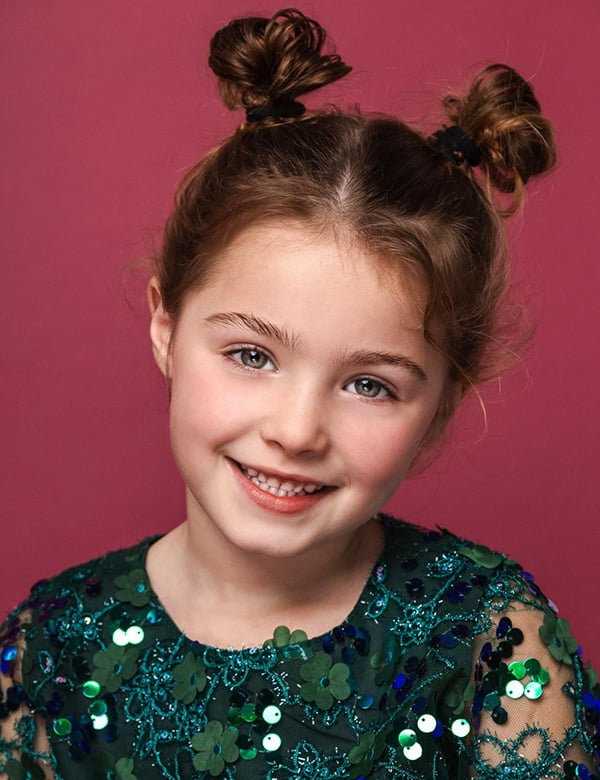 Kindermodel met bruin haar loua v.
