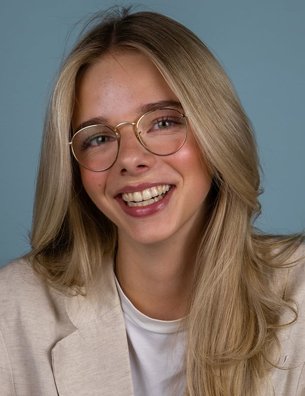 Vrouwelijk model met blond haar madieke