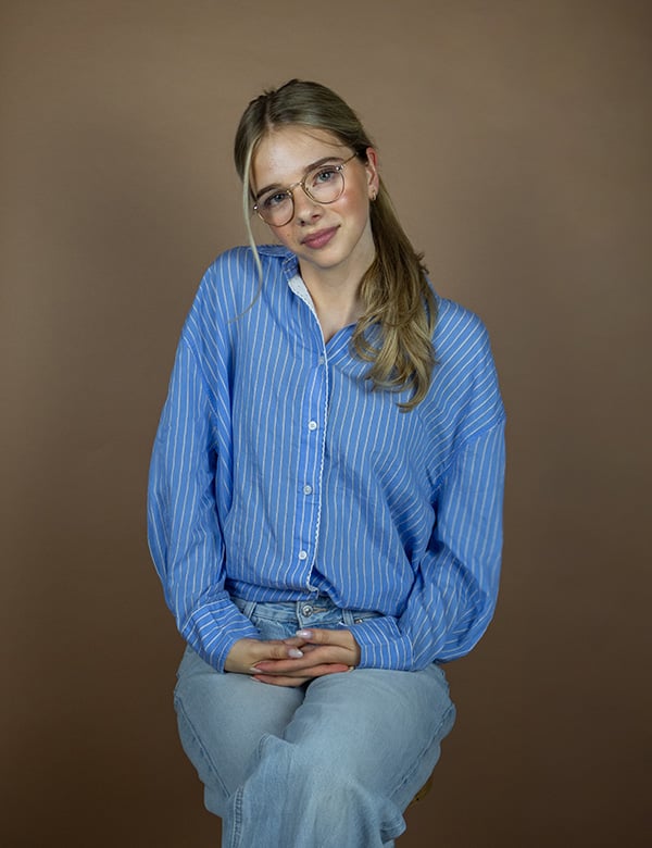 vrouwelijk model met blond haar Madieke