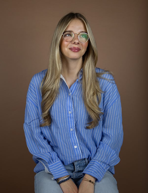 vrouwelijk model met blond haar Madieke