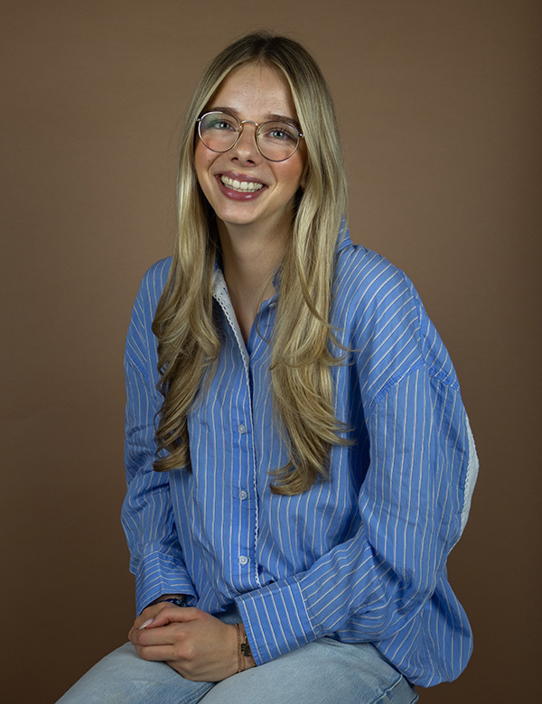 vrouwelijk model met blond haar Madieke