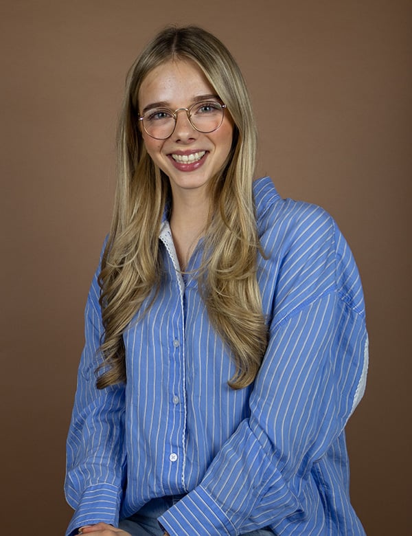 vrouwelijk model met blond haar Madieke