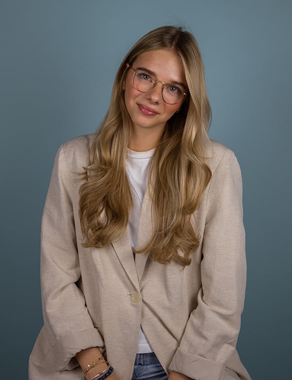 vrouwelijk model met blond haar Madieke
