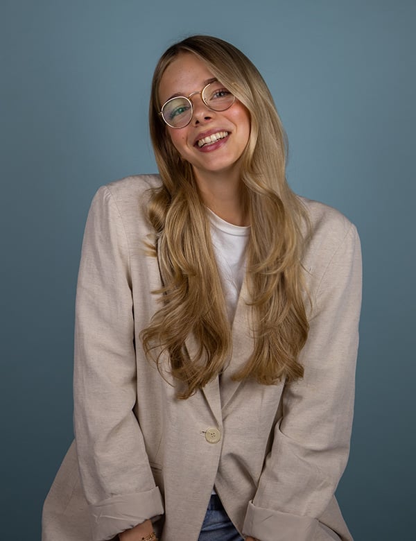 vrouwelijk model met blond haar Madieke