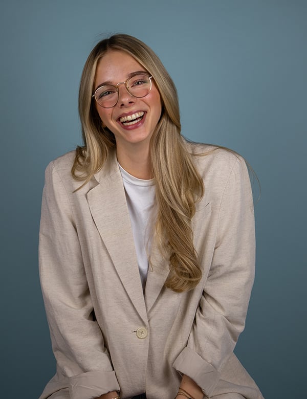 vrouwelijk model met blond haar Madieke