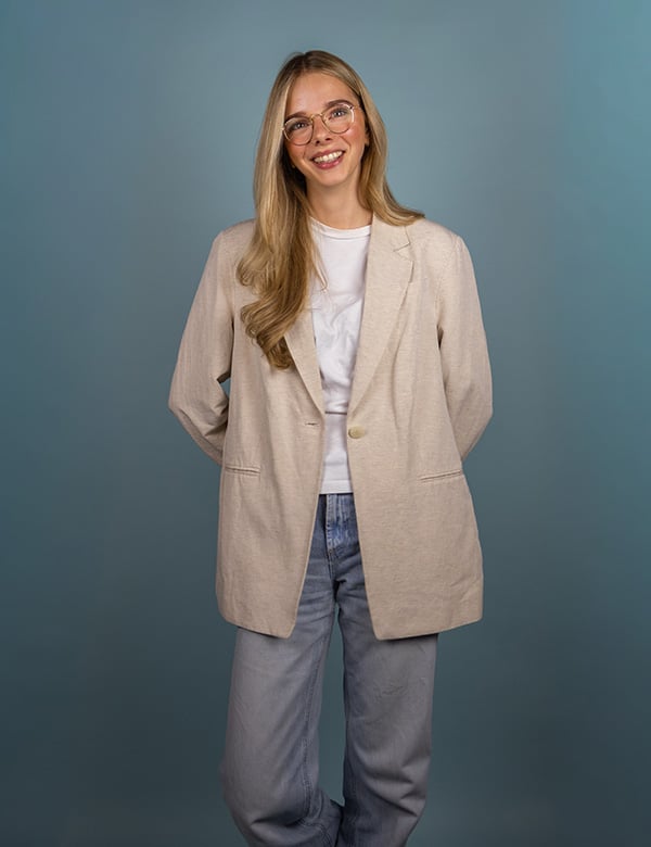 vrouwelijk model met blond haar Madieke