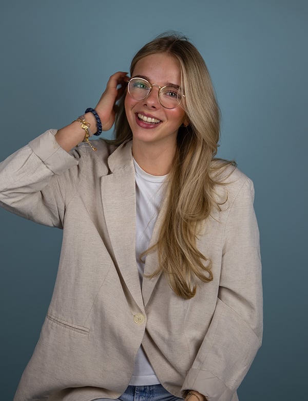 vrouwelijk model met blond haar Madieke