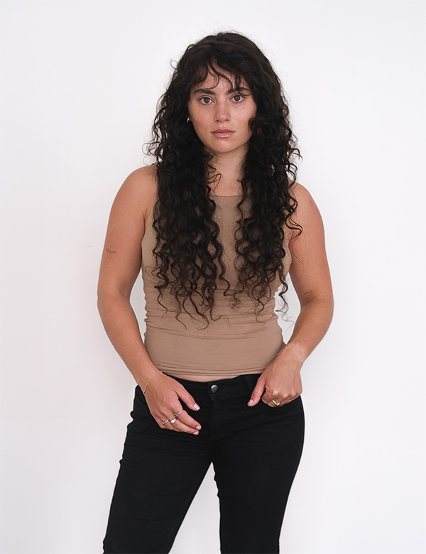 Vrouwelijk model met bruin krullend haar Noa H.