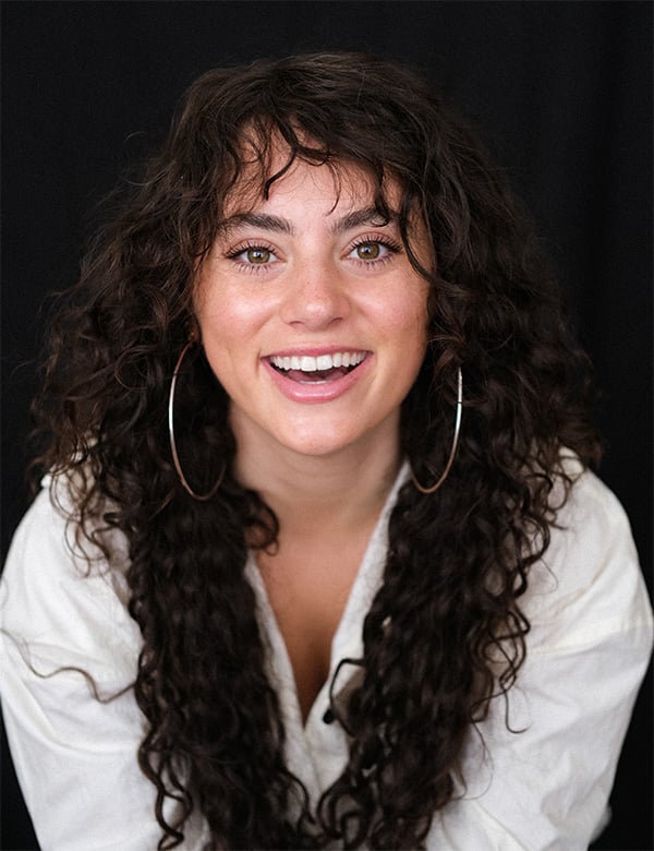 Vrouwelijk model met bruin krullend haar Noa H.