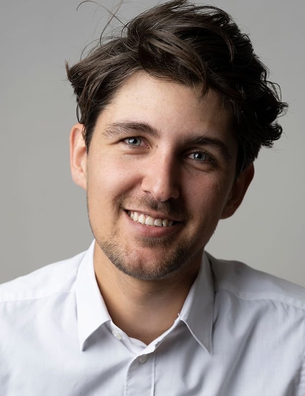 Mannelijk model met donker haar rik a.