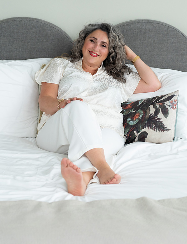 Vrouwelijk model met bruin/grijs haar Seher