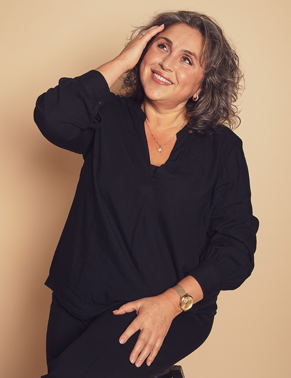 Vrouwelijk model met bruin/grijs haar Seher
