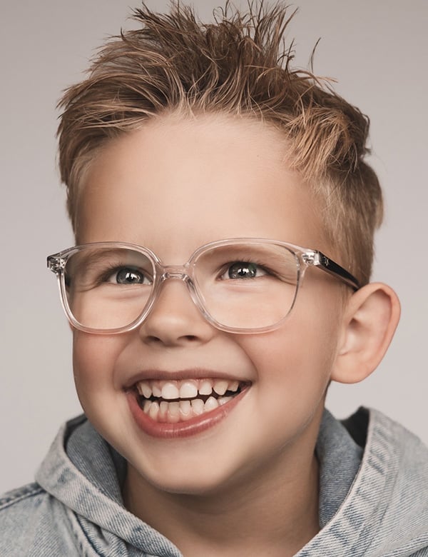 Kindermodel met blond haar aiden b.