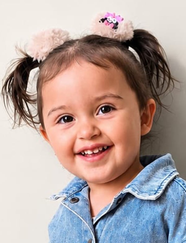 Kindermodel met bruin haar ariana a.
