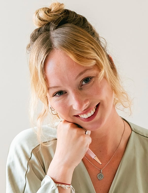 Vrouwelijk model met blond haar berber
