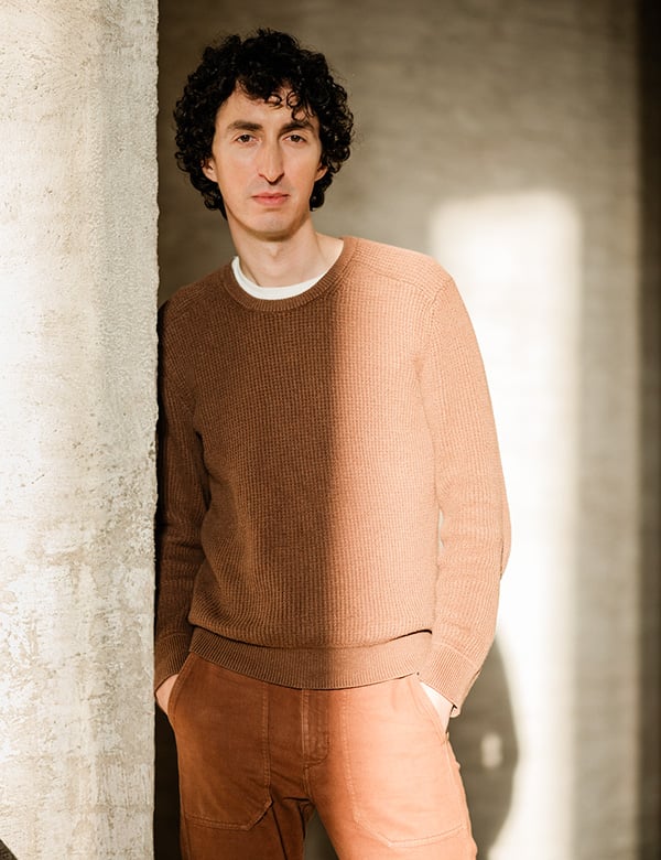 Mannelijk model met bruin haar Daniel Hi.