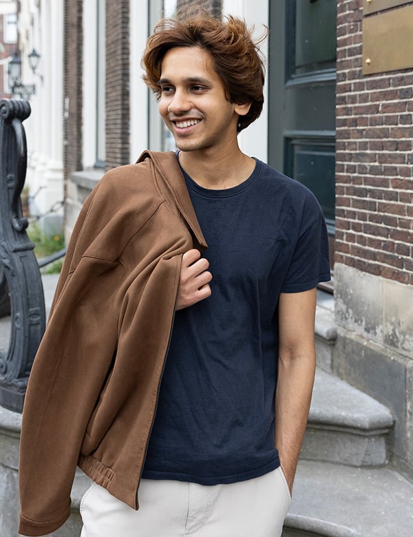 Mannelijk model met donkerbruin haar Hritik