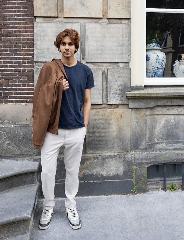 Mannelijk model met donkerbruin haar Hritik