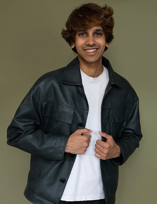 Mannelijk model met donkerbruin haar Hritik